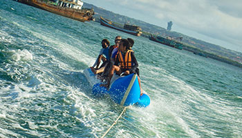 Praia ideal para a prática de esportes aquáticos